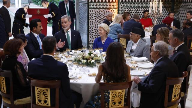 Felipe VI y Doña Letizia junto al resto de invitados en la mesa presidencial del Alcázar.