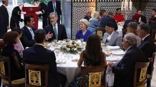 Felipe VI y Doña Letizia junto al resto de invitados en la mesa presidencial del Alcázar.