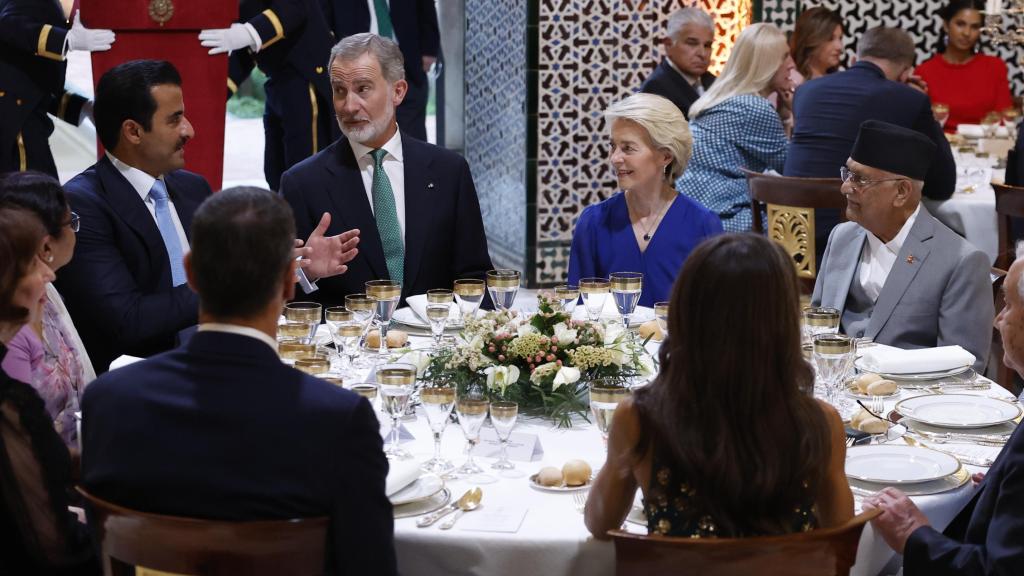 Felipe VI y Doña Letizia junto al resto de invitados en la mesa presidencial del Alcázar.