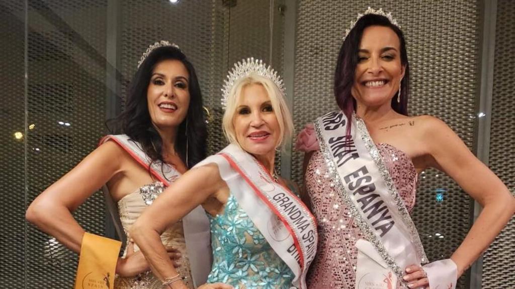 María López, Miss Abuela de Galicia (en el medio), acompañada a su izquierda de la tomiñesa Rosana González (Mrs +40) y la viguesa Mónica Raña (Mrs Sikat Espanya)
