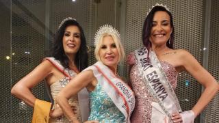 María López, Miss Abuela de Galicia (en el medio), acompañada a su izquierda de la tomiñesa Rosana González (Mrs +40) y la viguesa Mónica Raña (Mrs Sikat Espanya)