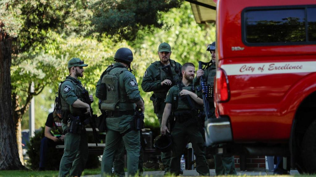 Agentes reunidos en Cherry Hill Park para acceder a la  montaña Canfield, en la localidad de Coeur d’Alene (Idaho).