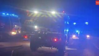 Bomberos del 112 trabajan para controlar las llamas a primera hora de la madrugada del lunes, 30 de junio.