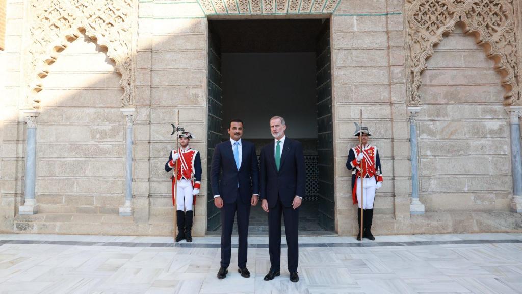 El rey Felipe, con el jeque Tamim Bin Hamad Al Thani, emir del estado de Catar, en el Real Alcázar de Sevilla.