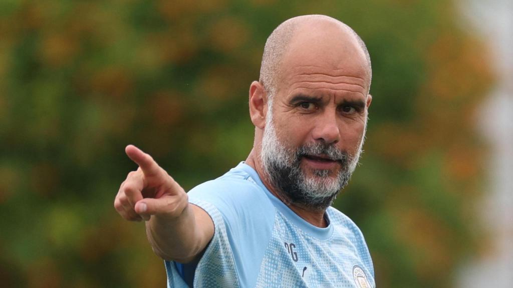 Pep Guardiola, durante un entrenamiento con el City.