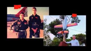 El comandante Carrizosa; a la izquierda, con el Rey [entonces Príncipe] en su etapa en la Academia General del Aire, y a la derecha, durante la entrevista con EL ESPAÑOL por el 40 aniversario de la Patrulla Águila.