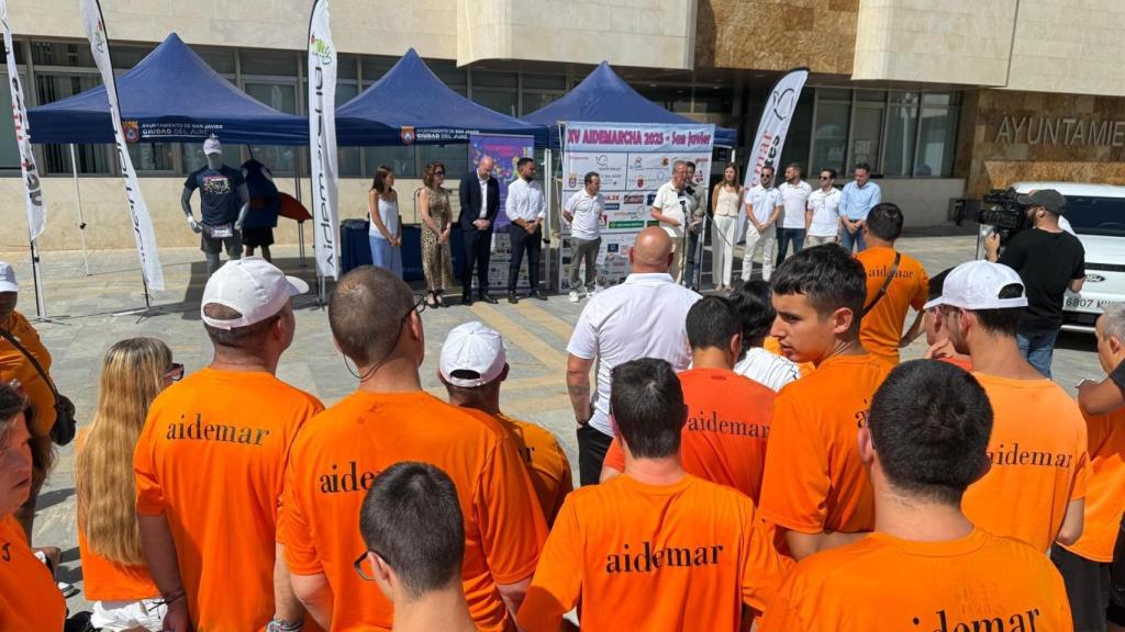 El acto de presentación de la carrera solidaria 'Aidemarcha', ante el Ayuntamiento de San Javier.