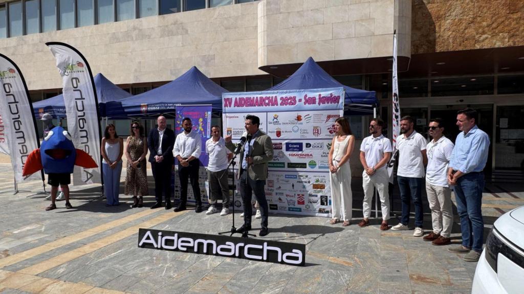 El alcalde de San Javier, José Miguel Luengo, presenta la carrera solidaria 'Aidemarcha'.