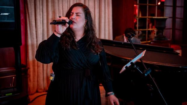 Eva Ares cantando