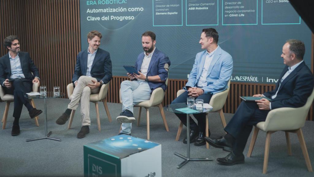 De izquierda a derecha,  Borja Zárate, director de Motion Control en Siemens España; Alfredo Diez-Hochleitner, director comercial de ABB Robotics; Alberto Iglesias, subdirector de DISRUPTORES; Jorge Blanco Estevan, director de desarrollo de negocio corporativo en Glintt Life; y David López, CEO de Sisteplant.