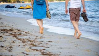 ¿Pueden las chanclas crear lesiones?: así es cómo el verano dispara un 20% las consultas traumatológicas en España