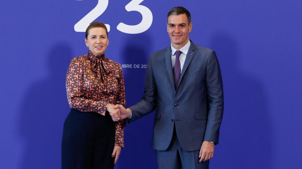 Pedro Sánchez y Mette Frederiksen, durante la cumbre de Granada en octubre de 2023