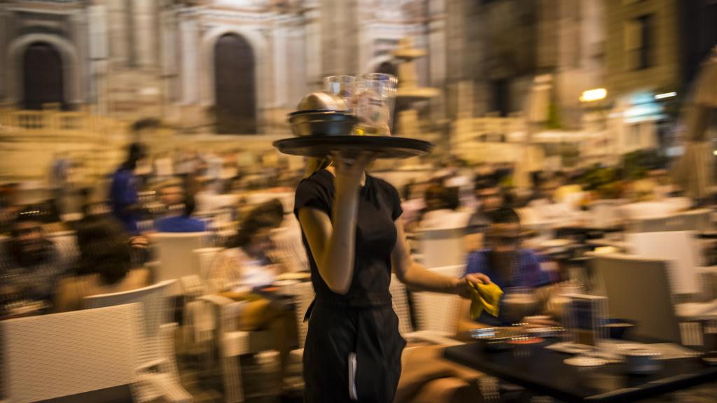 La crisis de la vivienda vacía las cocinas: hosteleros españoles forzados a regalar alojamiento para conseguir camareros