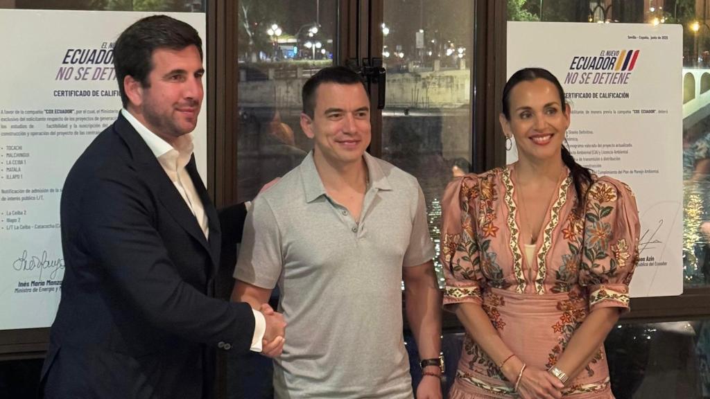 Enrique Riquelme, presidente ejecutivo de Cox; Daniel Noboa presidente de Ecuador; e Inés Manzano ministra de Energía y Minas de Ecuador; tras la firma del acuerdo.