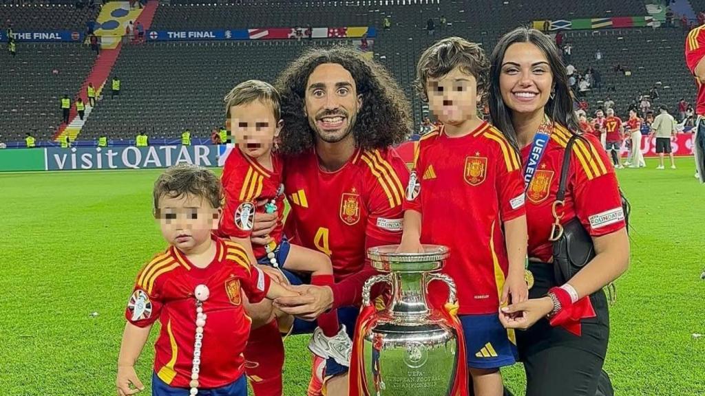 Marc Cucurella y Claudia Rodríguez con su familia en las redes.