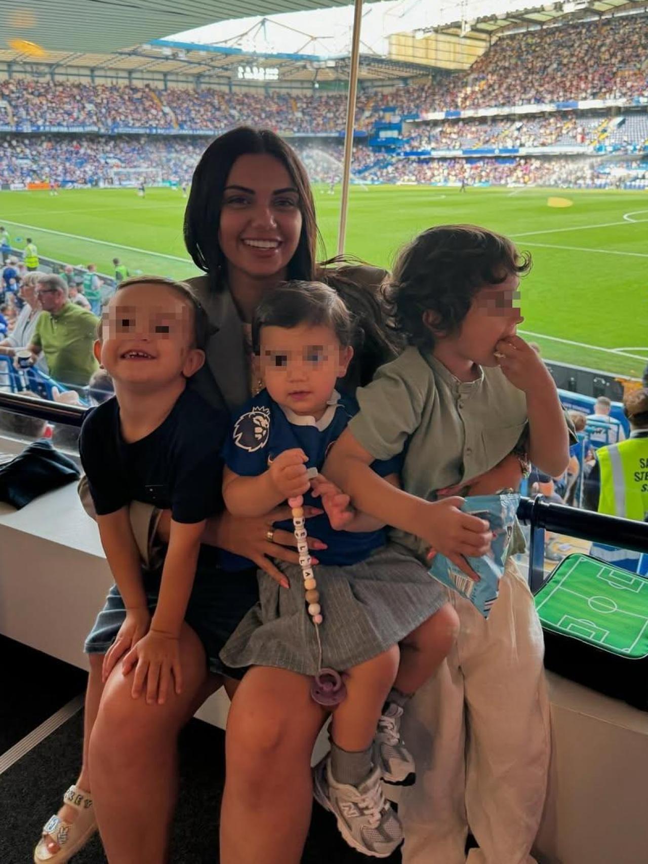 Marc Cucurella y Claudia Rodríguez con su familia en las redes.