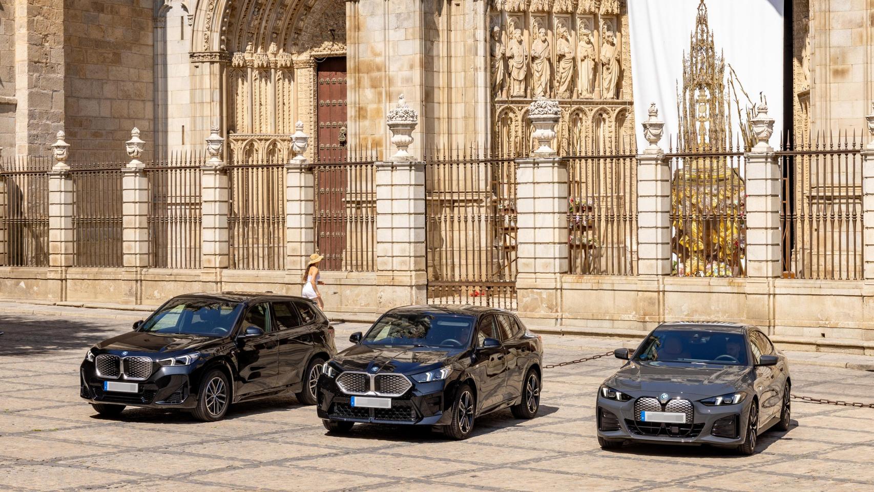 Los modelos BMX iX1, iX2 e i4 en la plaza del Ayuntamiento de Toledo, con la Catedral al fondo.