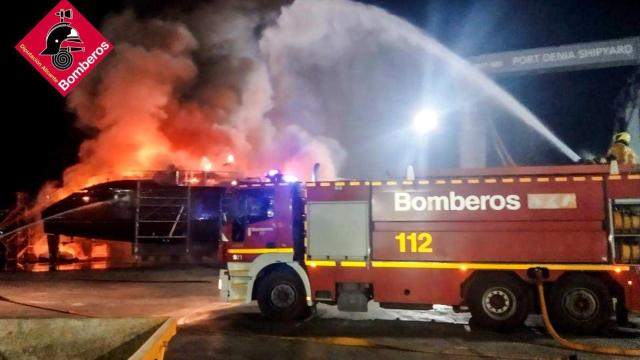 Incendio de un catamarán en la madrugada del 26 de junio, imagen de archivo.