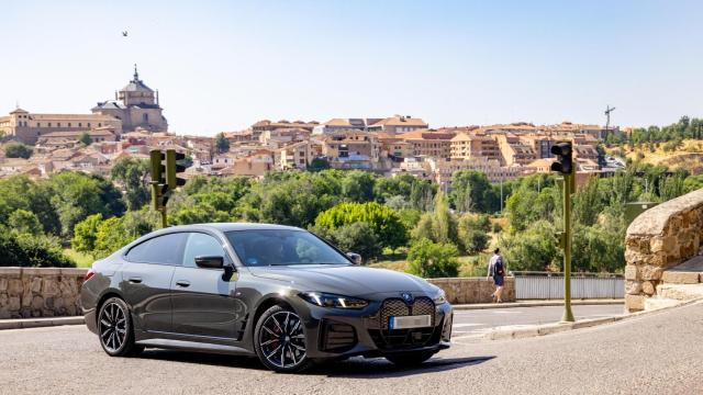 El BMW i4 llegando al castillo de San Servando de Toledo.
