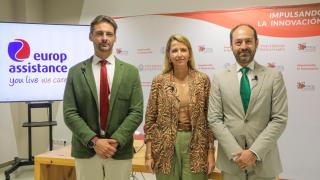 Verónica Herrando, directora general de Europ Assistance en España; Jesús Blanco, gerente del Servicio Público de Empleo de Castilla y León; y Óscar Lorenzo, delegado para la Estrategia Institucional de la USAL.