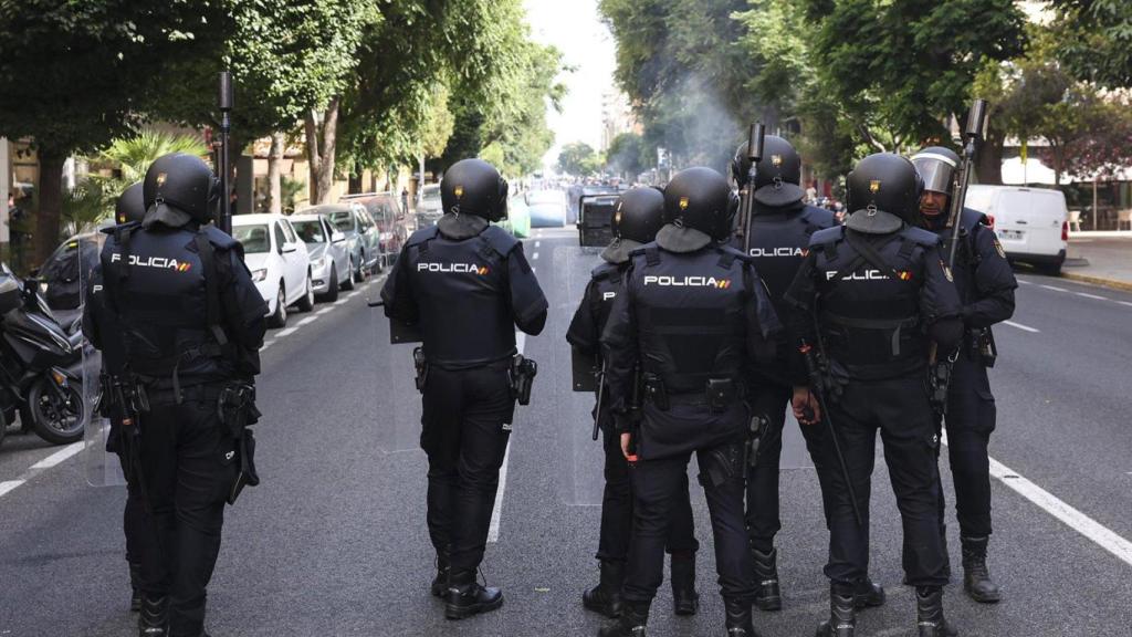 Agentes de la Policía, durante las protestas del metal la semana pasada.