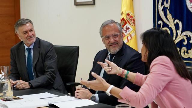 El vicepresidente de las Cortes, Francisco Vázquez, el presidente, Carlos Pollán y la vicepresidenta segunda, Ana Sánchez, durante una reunión de la Mesa de la Cámara