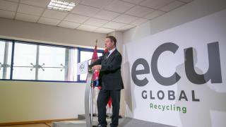 Page en la inauguración de la empresa 'eCu Global Recycling' en Cabanillas del Campo (Guadalajara). Foto: JCCM.