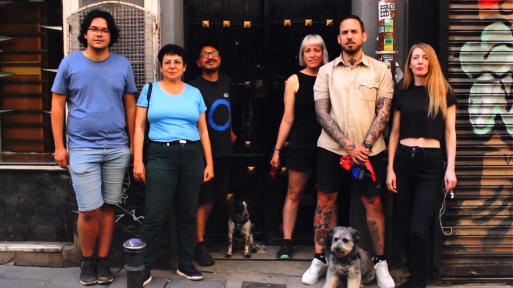 Los vecinos de Tribuelte 7 en su portal.