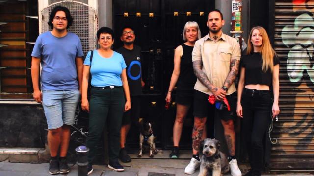 Los vecinos de Tribuelte 7 en su portal.