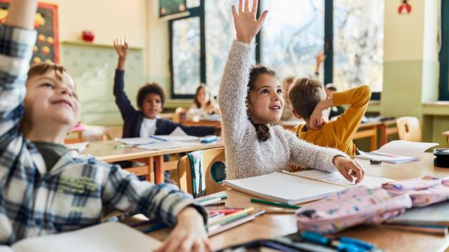 Un grupo de niños pequeños atienden en clase.