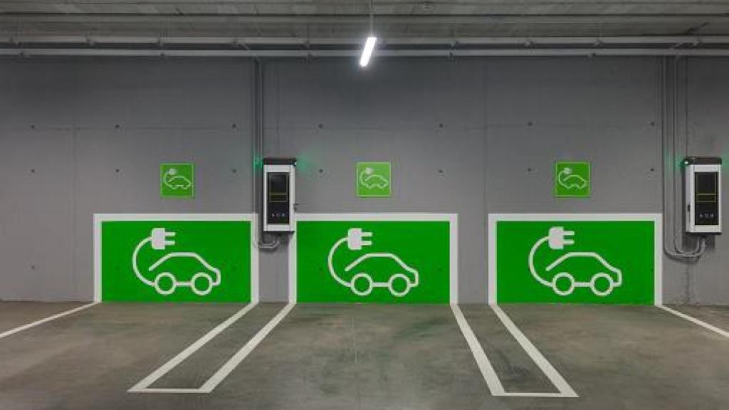 Imagen de un espacio de recarga para coches eléctricos.