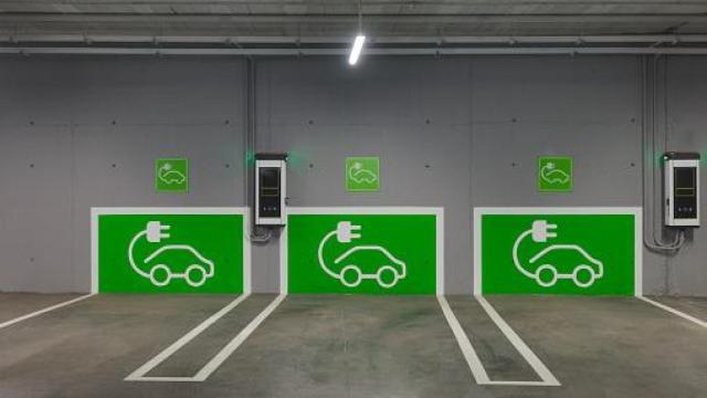 Imagen de un espacio de recarga para coches eléctricos.