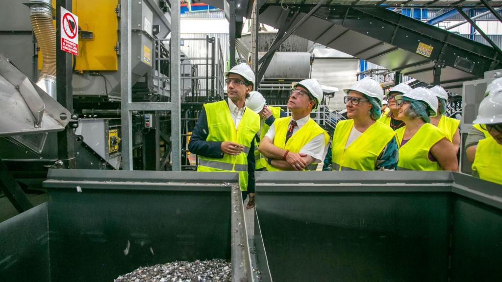 Page en la inauguración de la empresa 'eCu Global Recycling' en Cabanillas del Campo (Guadalajara). Foto: JCCM.