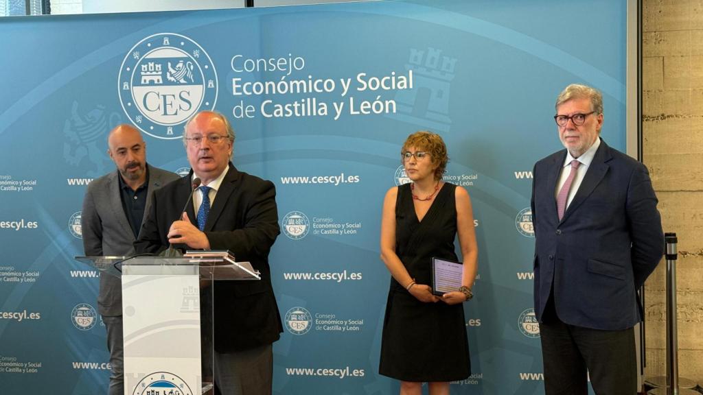 Óscar Lobo, secretario general de UGTCyL, el presidente del CESCyL, Enrique Cabero, Ana Fernández, secretaria general de CCOOCyL, y el presidente de CEOECyL, Santiago Aparicio