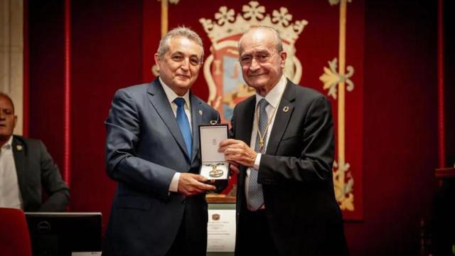 El presidente del Colegio de Enfermería de Málaga recibiendo la Medalla de la Ciudad.