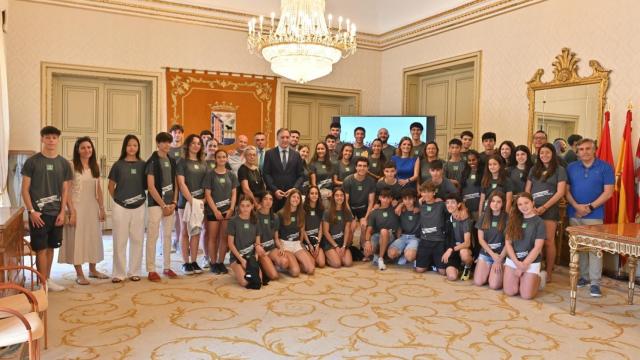 El alcalde, Carlos García Carbayo, recibe a los integrantes del equipo masculino del Club Atlético Salamanca-Caja Rural