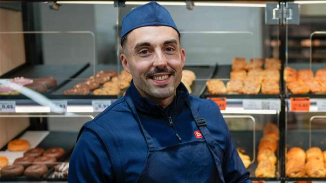 Un trabajador de una panadería de Dia
