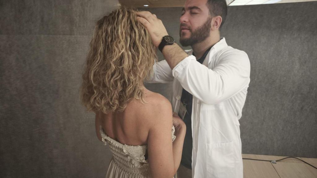 Un profesional atendiendo a una paciente.