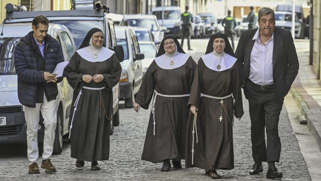 Las exmonjas de Belorado acudiendo a declarar al juzgado del municipio burgalés de Briviesca, el pasado mes de mayo
