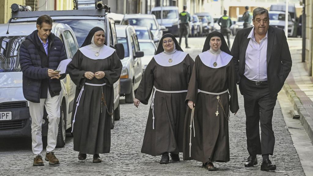 Las exmonjas de Belorado acudiendo a declarar al juzgado del municipio burgalés de Briviesca, el pasado mes de mayo