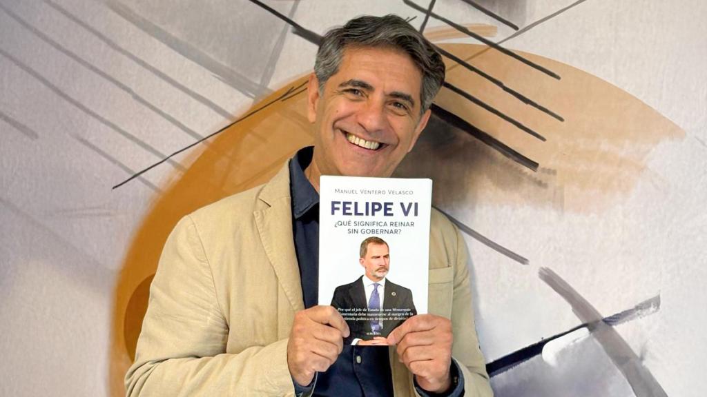 El periodista y escritor, Manuel Ventero, junto a su nueva obra Felipe VI. ¿Qué significa reinar sin gobernar?