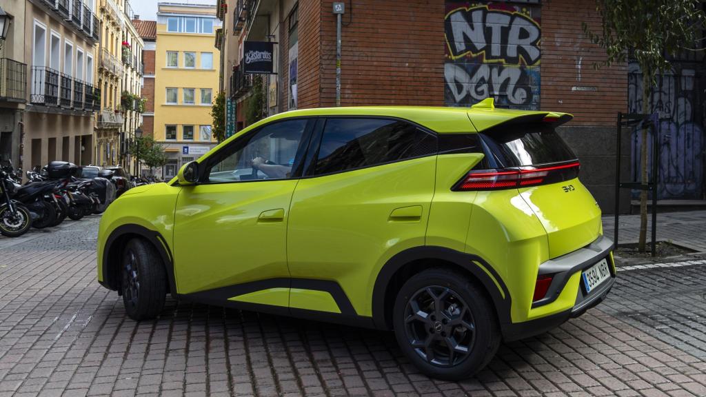 Vista tres cuartos trasera del BYD Dolphin Surf