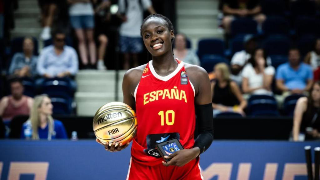 Awa Farm con el trofeo de MVP en el FIBA U20 Women's EuroBasket 2024, imagen de archivo.