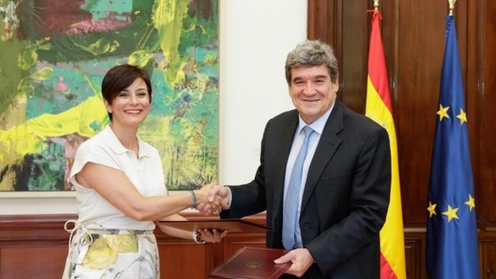 La ministra de Vivienda y Agenda Urbana, Isabel Rodríguez, y el gobernador del Banco de España, José Luis Escrivá.