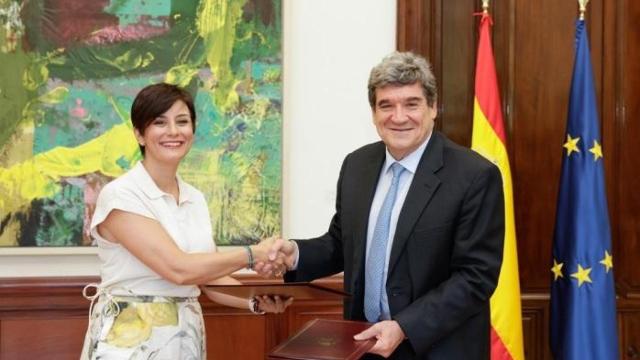La ministra de Vivienda y Agenda Urbana, Isabel Rodríguez, y el gobernador del Banco de España, José Luis Escrivá.