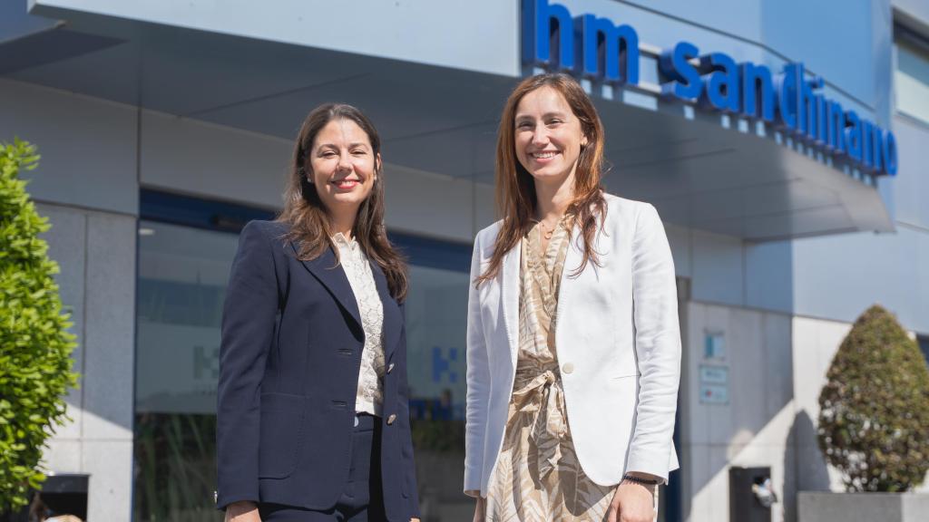Las doctoras Maite Blanco y Jimena Cantero, fotografiadas en la entrada del Hospital Universitario HM Sanchinarro.