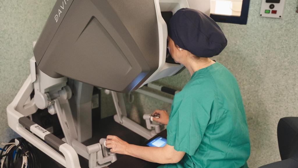 La doctora Blanco, a los mandos de la consola que guía el robot.