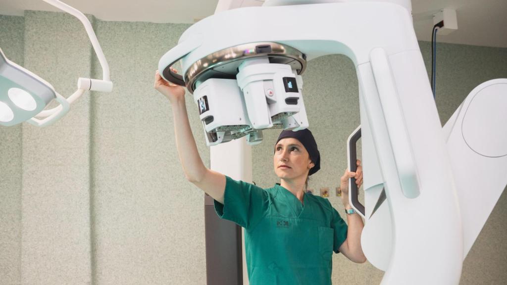 La doctora Jimena Cantero, manipulando el sistema, el primero de puerto único con el que se realiza una mastectomía en España.