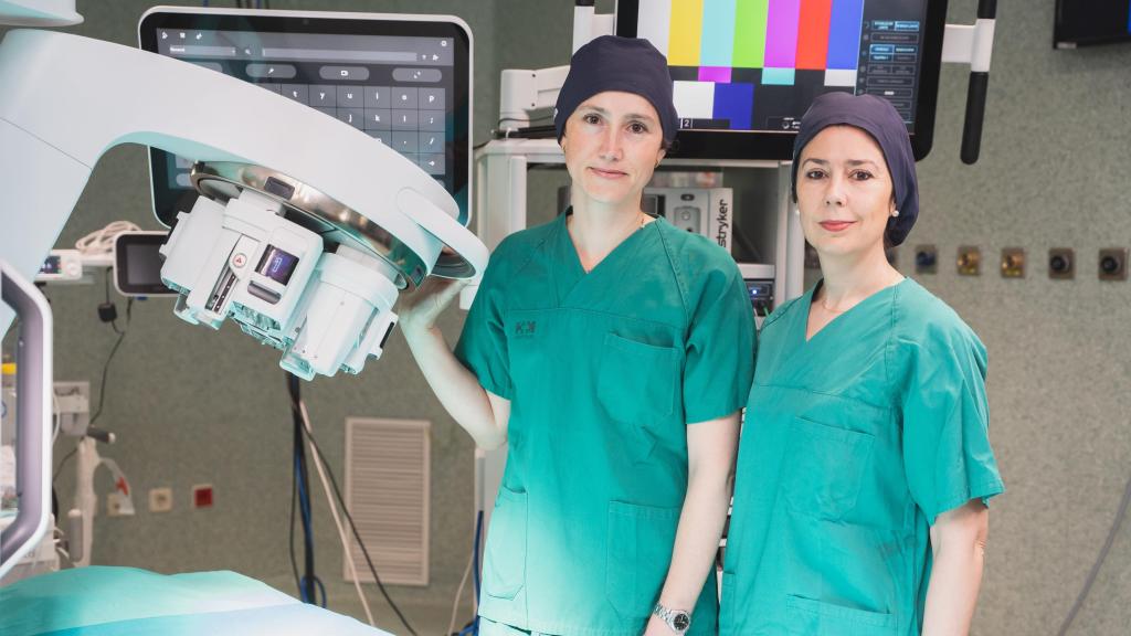 La dupla de cirujanas, ante el objetivo.