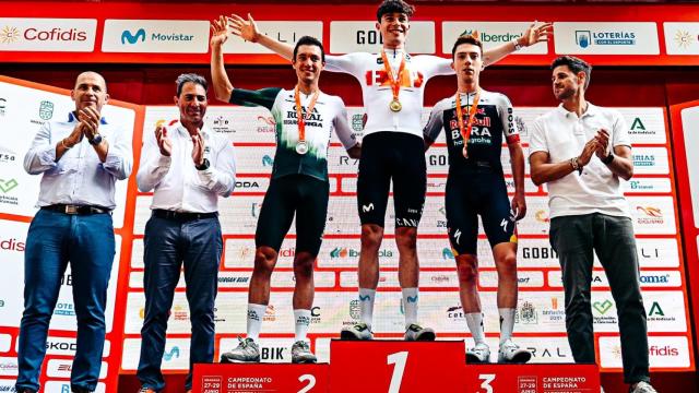 José Vicioso, el segundo por la izquierda en la imagen, junto al podio de la ruta masculina.